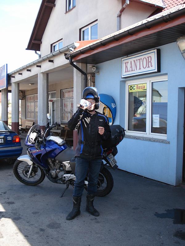 Motorradtour Baltikum Juni 2008Grenze_Po_Littauen_Tanke.jpg